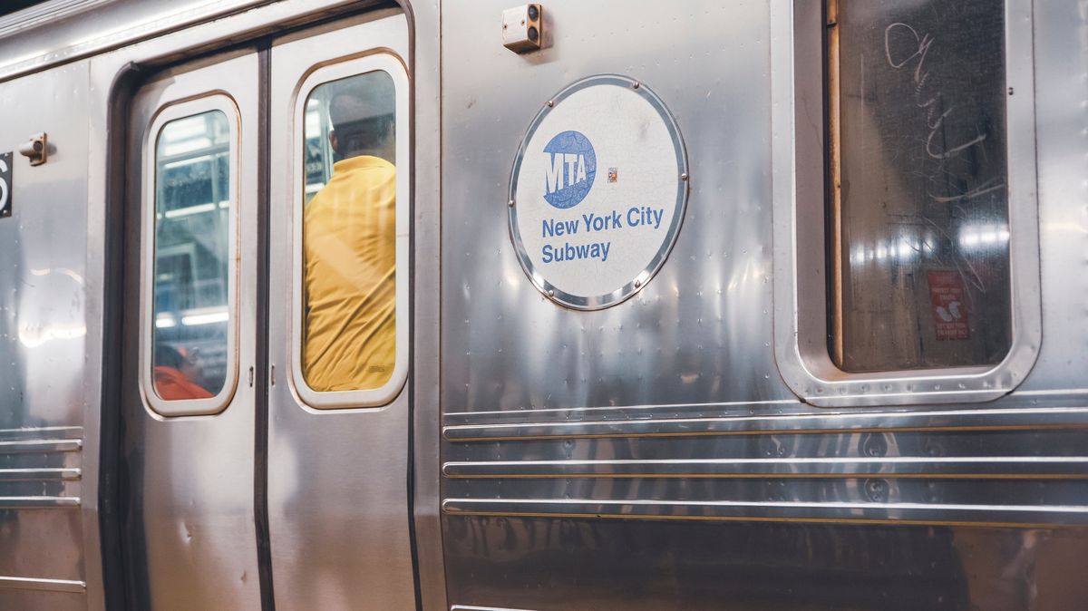 Dva chlapci zemřeli v New Yorku při jízdě na vagonu metra